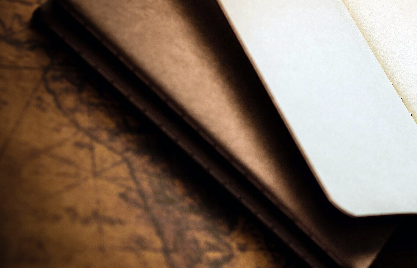 Cahier de notes et crayon sur un plan de travail sombre