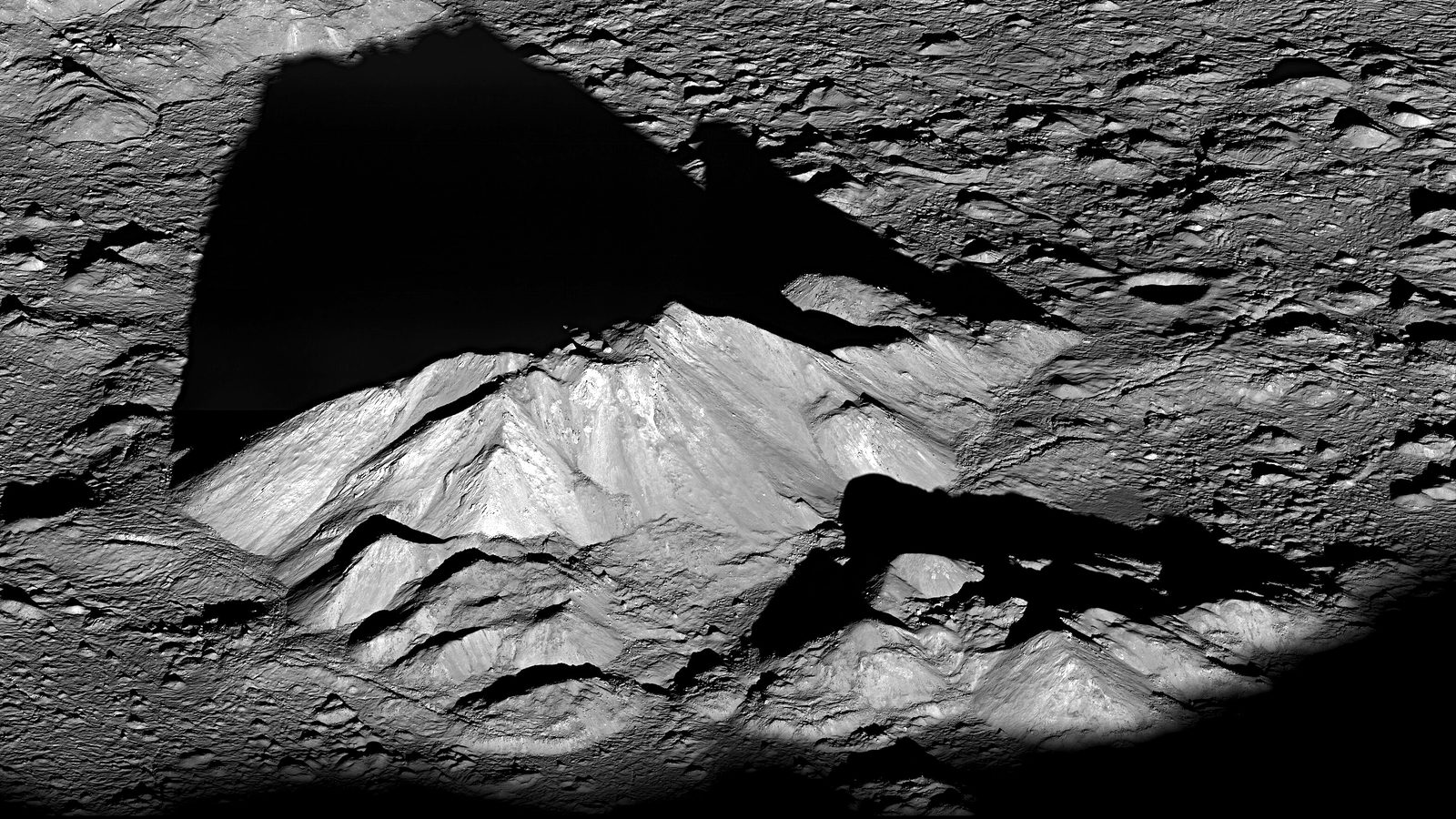 Surface lunaire photographiée en lumière rasante