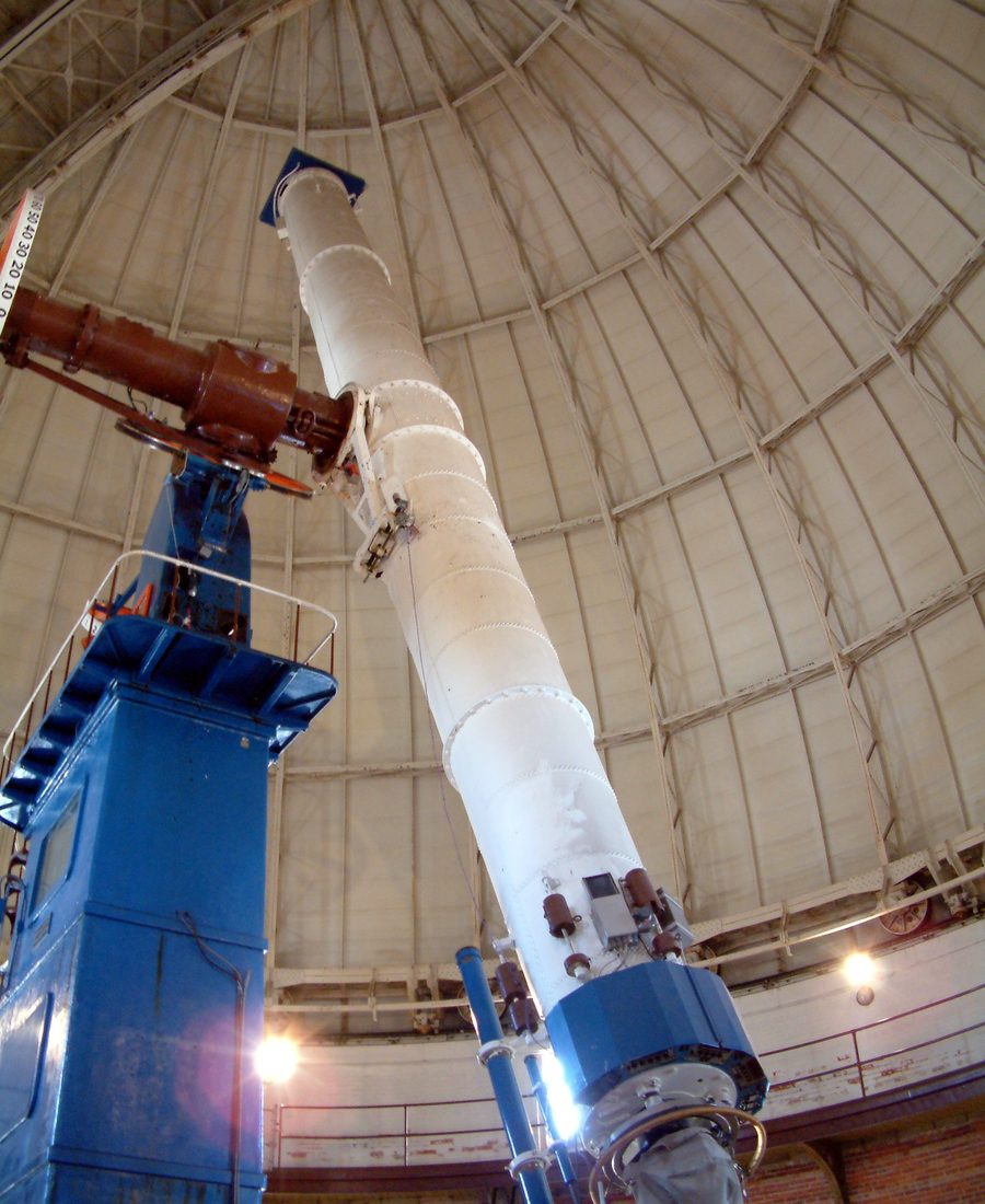 Lunette astronomique sous la coupole d&rsquo;un observatoire
